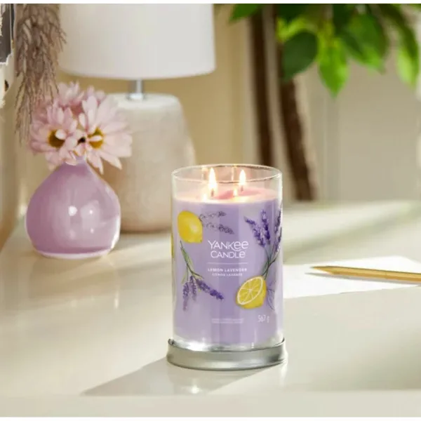 Aromatizuota žvakė Yankee Candle 1630038E Purpurinė