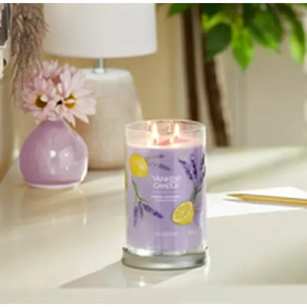 Aromatizuota žvakė Yankee Candle 1630038E Purpurinė