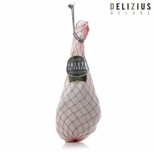 Settiin sisältyy Kellarissa ilmakuivattu lapa ja Kinkkuteline Delizius Deluxe