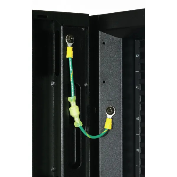 Seinakinnitusega Serverikapp APC AR3100