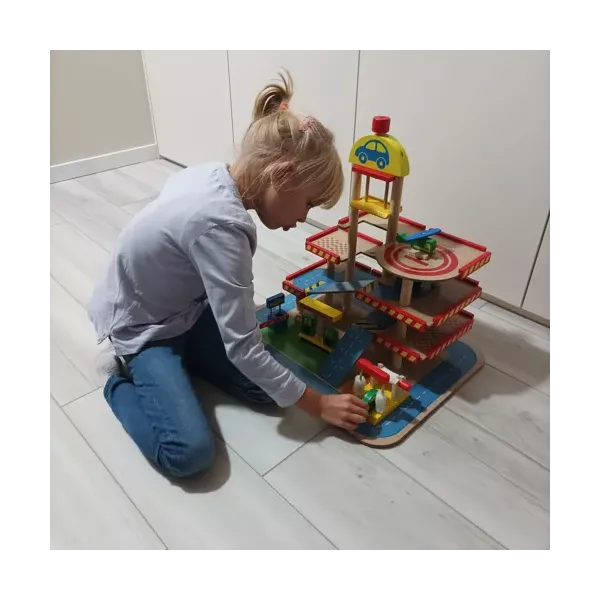 Puinen pysäköintihalli 22446