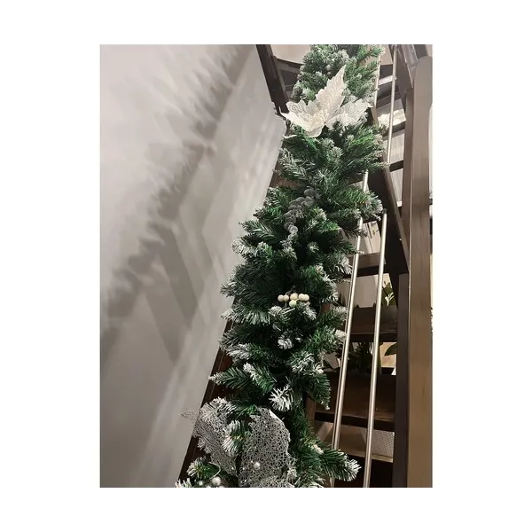 Sniegiem klāta Ziemassvētku eglītes virtene 2,7 m HQ Ruhhy 22326