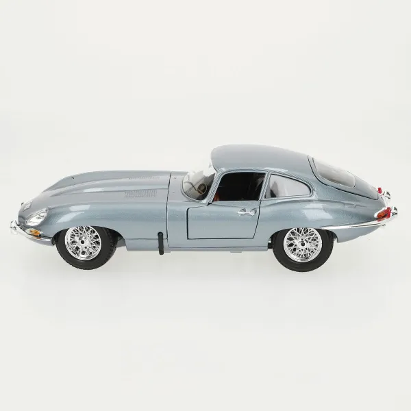 Auto Bburago GT-Jaguar "E" Coupe (1961) 1:18