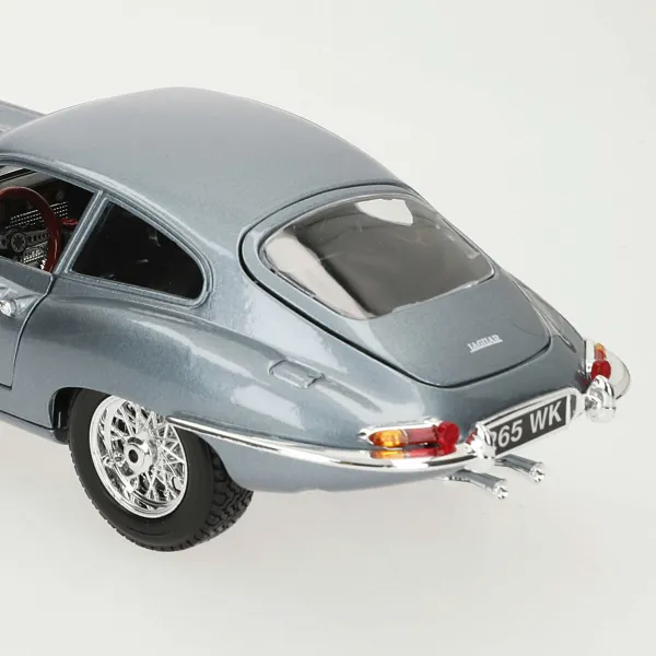Auto Bburago GT-Jaguar "E" Coupe (1961) 1:18
