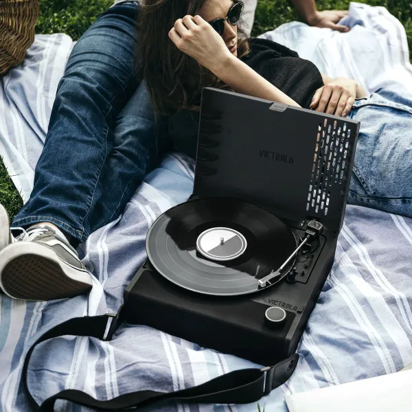 Levysoitin Victrola Revolution Go Musta