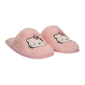 домашними тапочками Hello Kitty
