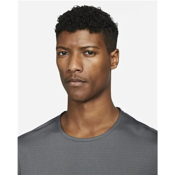 Men’s Short Sleeve T-Shirt Nike Dri-FIT Rise 365 Dark grey