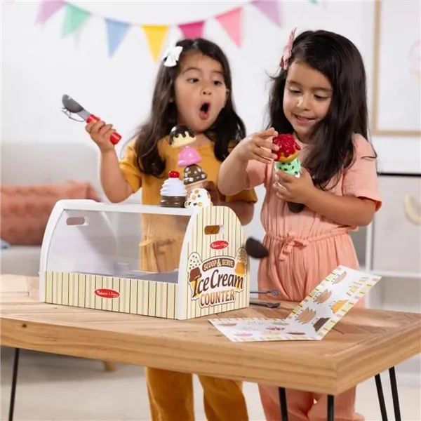 Action Figure Melissa & Doug
