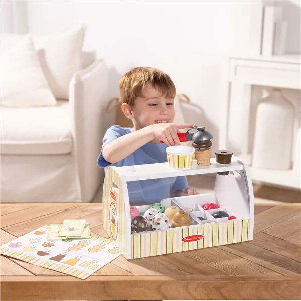 Action Figure Melissa & Doug