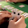 Pokerisetti 300 pelimerkkiä, kortit, matto, nopat, salkku Springos KG0022