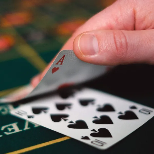 Pokerisetti 300 pelimerkkiä, kortit, matto, nopat, salkku Springos KG0022