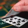 Pokerisetti 300 pelimerkkiä, kortit, matto, nopat, salkku Springos KG0022